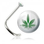Stud de nez acier logo Cannabis fond blanc