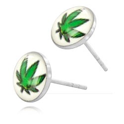 Clous d'oreille argent logo Cannabis fond blanc
